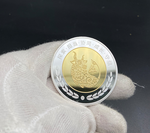 探路者生日纪念章定制